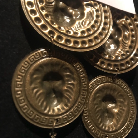 Lion medallion statement earrings - Picture 5 of 5